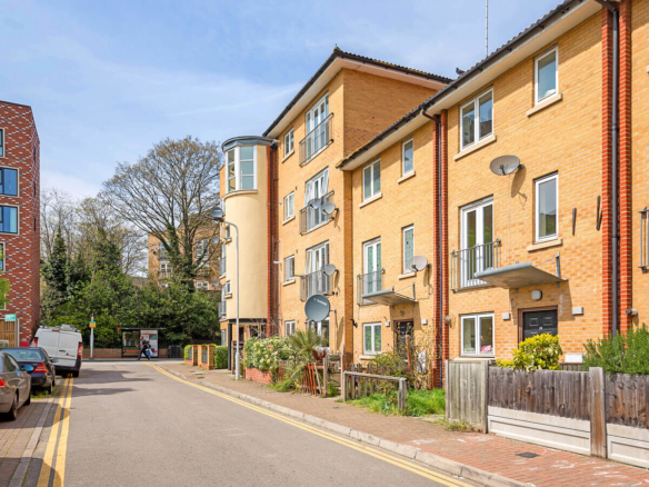 2 Bedroom Flat For Sale Hackney London - Sold