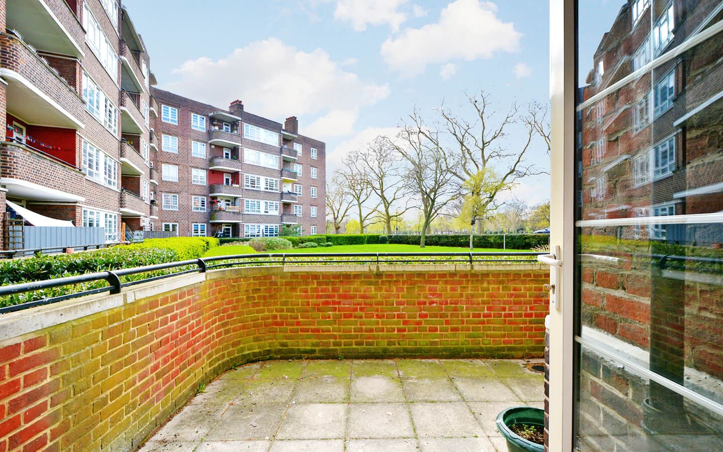 2 Bedroom Flat For Sale - Hackney - London