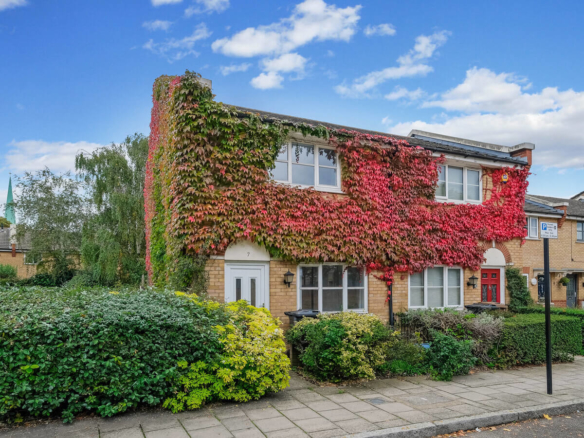 2 Bedroom House For Rent in Hackney London E9